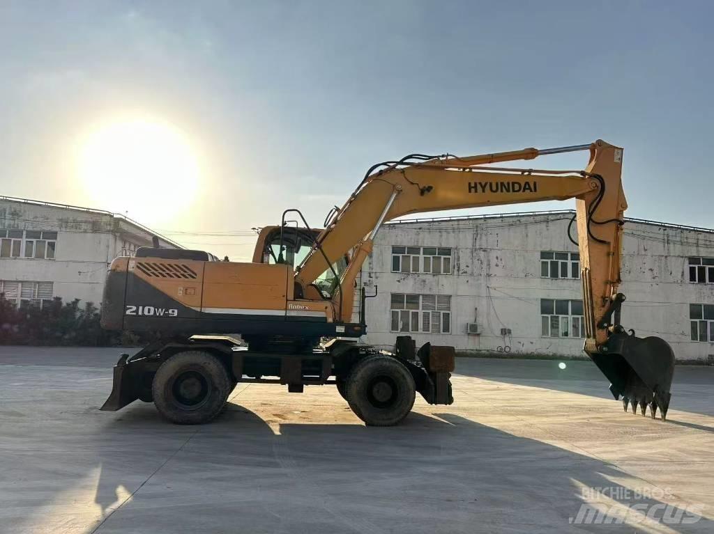 Hyundai 210W-9 Gumikerekes kotrók