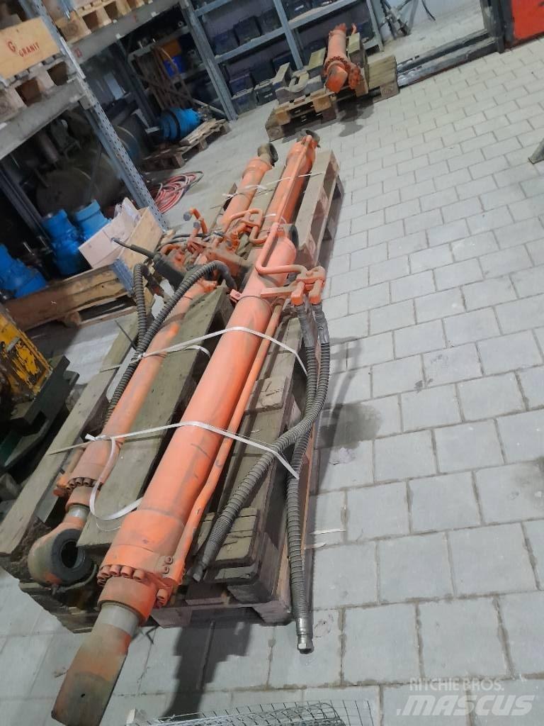 Hitachi ZX 210 Lánctalpas kotrók