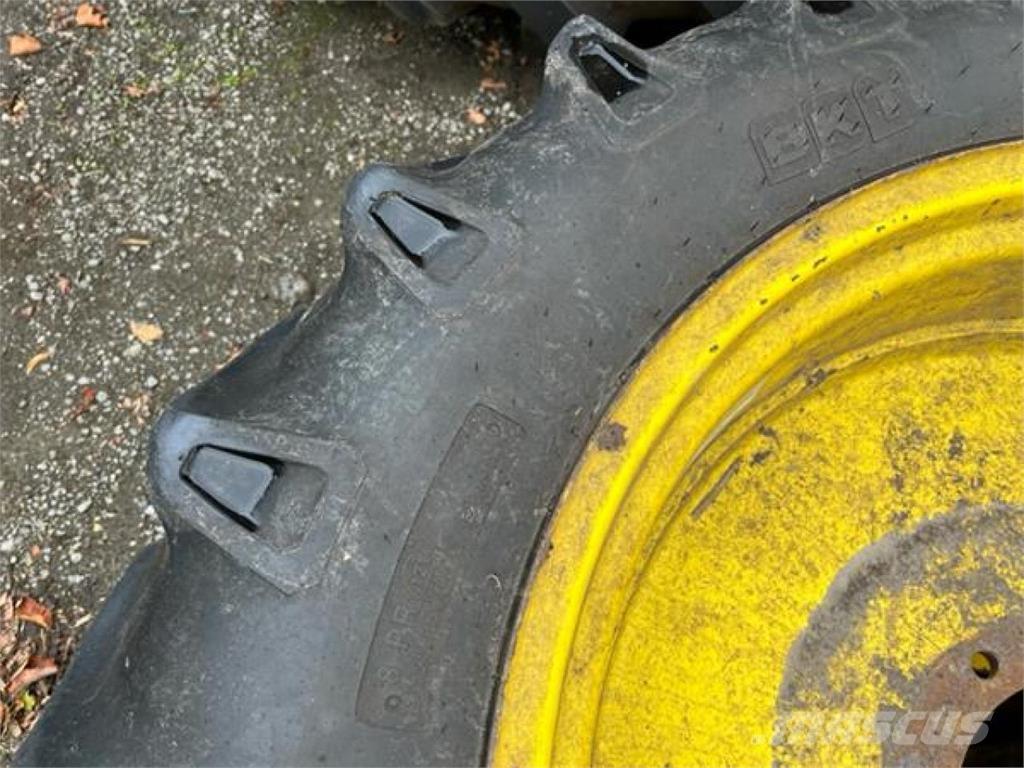 BKT 12.4-32 Gumiabroncsok, kerekek és felnik