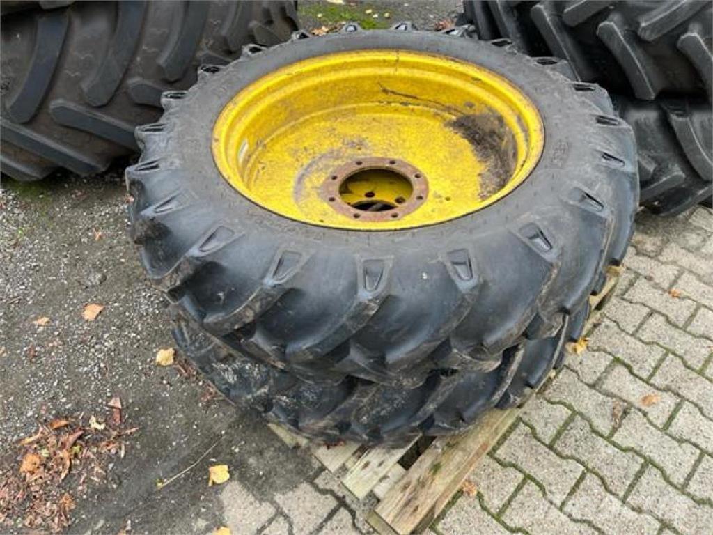 BKT 12.4-32 Gumiabroncsok, kerekek és felnik