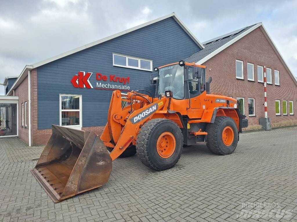 Doosan DL250 Gumikerekes homlokrakodók
