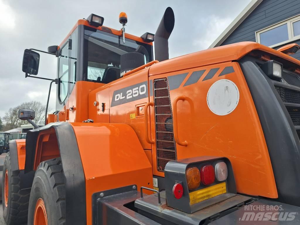 Doosan DL250 Gumikerekes homlokrakodók