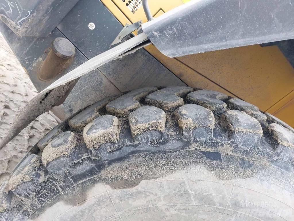 Komatsu WA380-5 Gumikerekes homlokrakodók