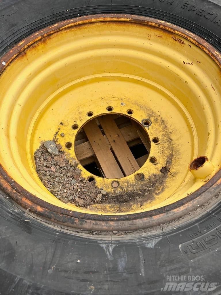 Nokian 700/70-34 Gumiabroncsok, kerekek és felnik