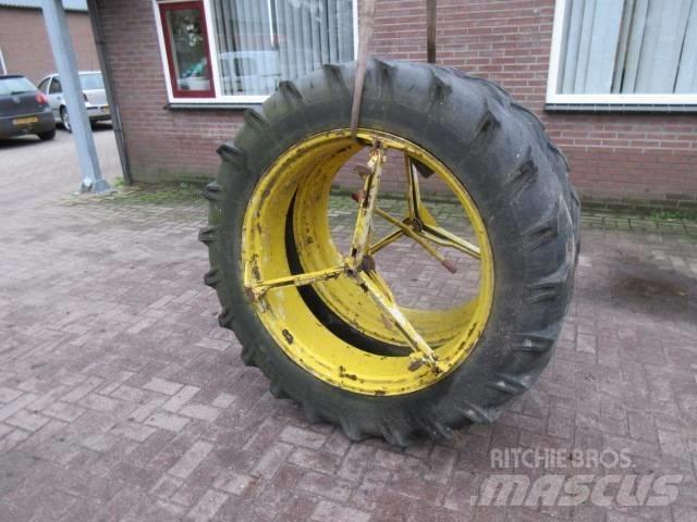 Vredestein 12.4/38 Gumiabroncsok, kerekek és felnik