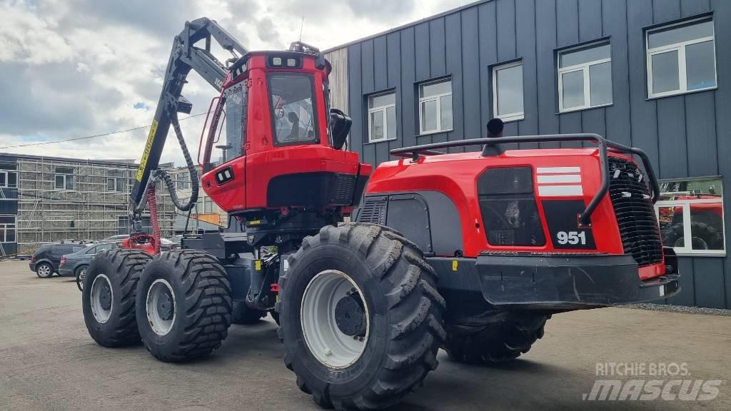 Komatsu 951 Betakarítók