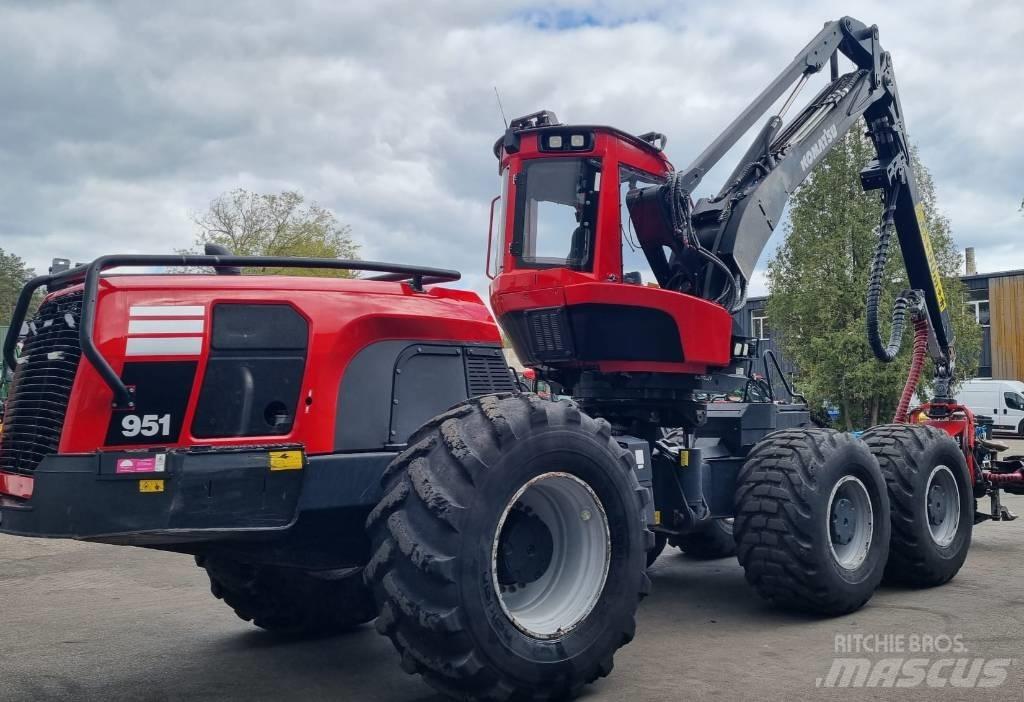 Komatsu 951 Betakarítók