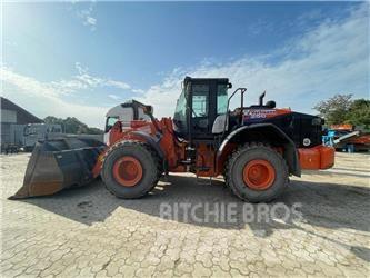 Hitachi ZW 250-6 Gumikerekes homlokrakodók