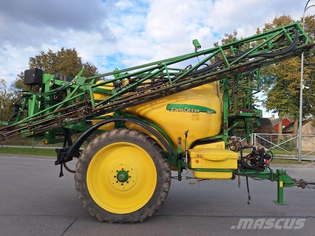 John Deere 840 Vontatott trágyaszórók