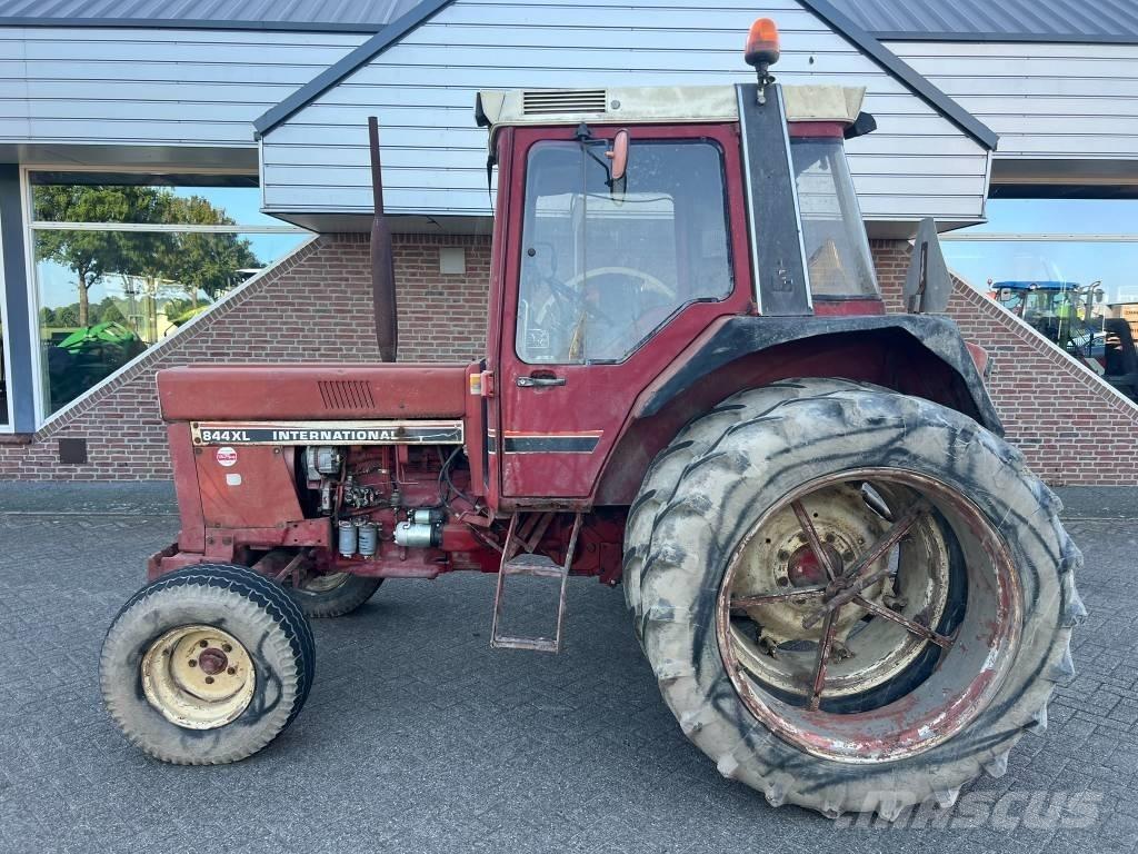 International 844 Traktorok