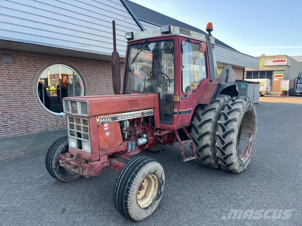 International 844 Traktorok