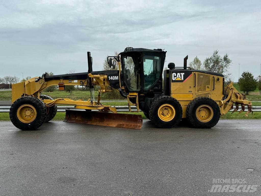 CAT 140M Gréderek
