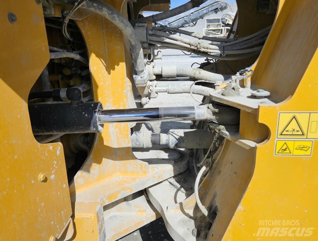 CAT 982 M Gumikerekes homlokrakodók