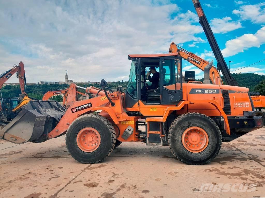Doosan DL 250-3 Gumikerekes homlokrakodók