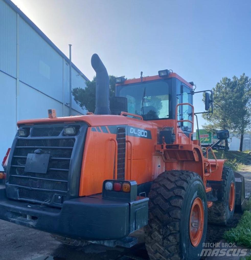 Doosan DL 300 Gumikerekes homlokrakodók