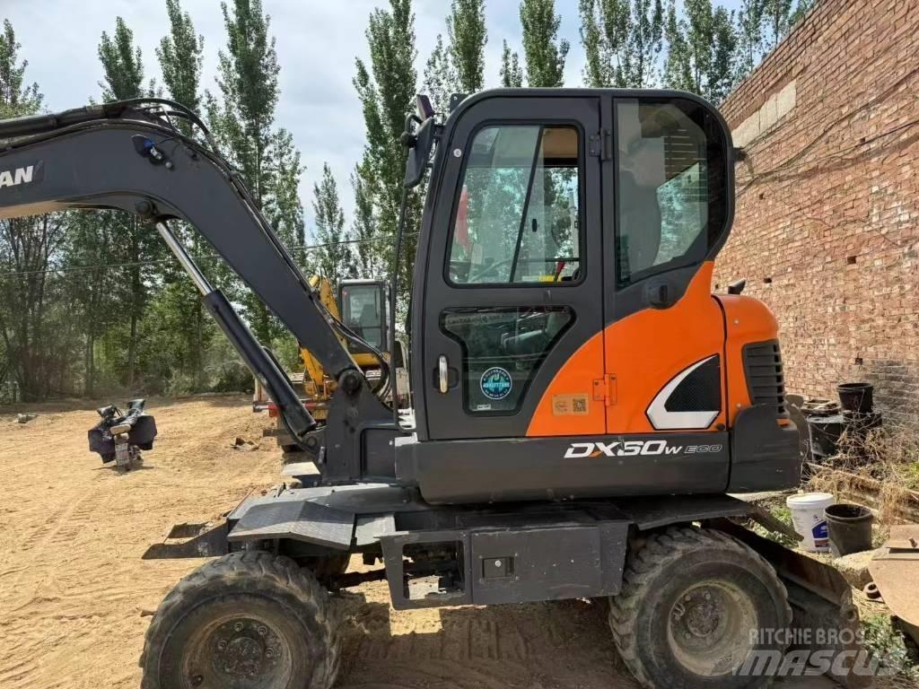 Doosan DX60W Gumikerekes kotrók