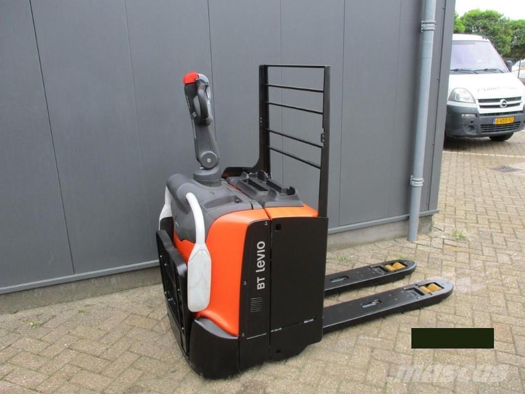 Toyota LPE200 Vezetőállásos alacsony emelőkocsi