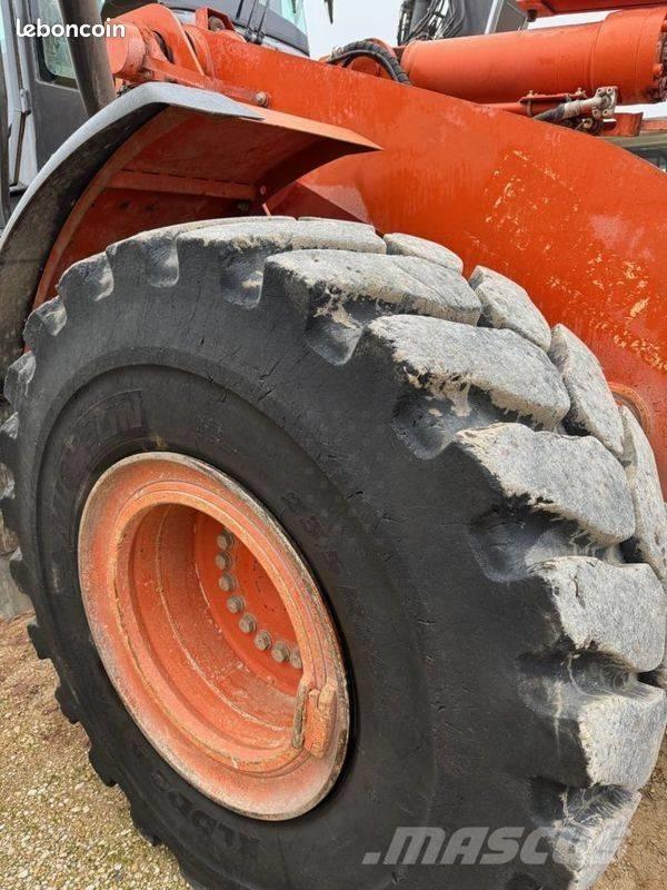 Hitachi ZW 250 Gumikerekes homlokrakodók