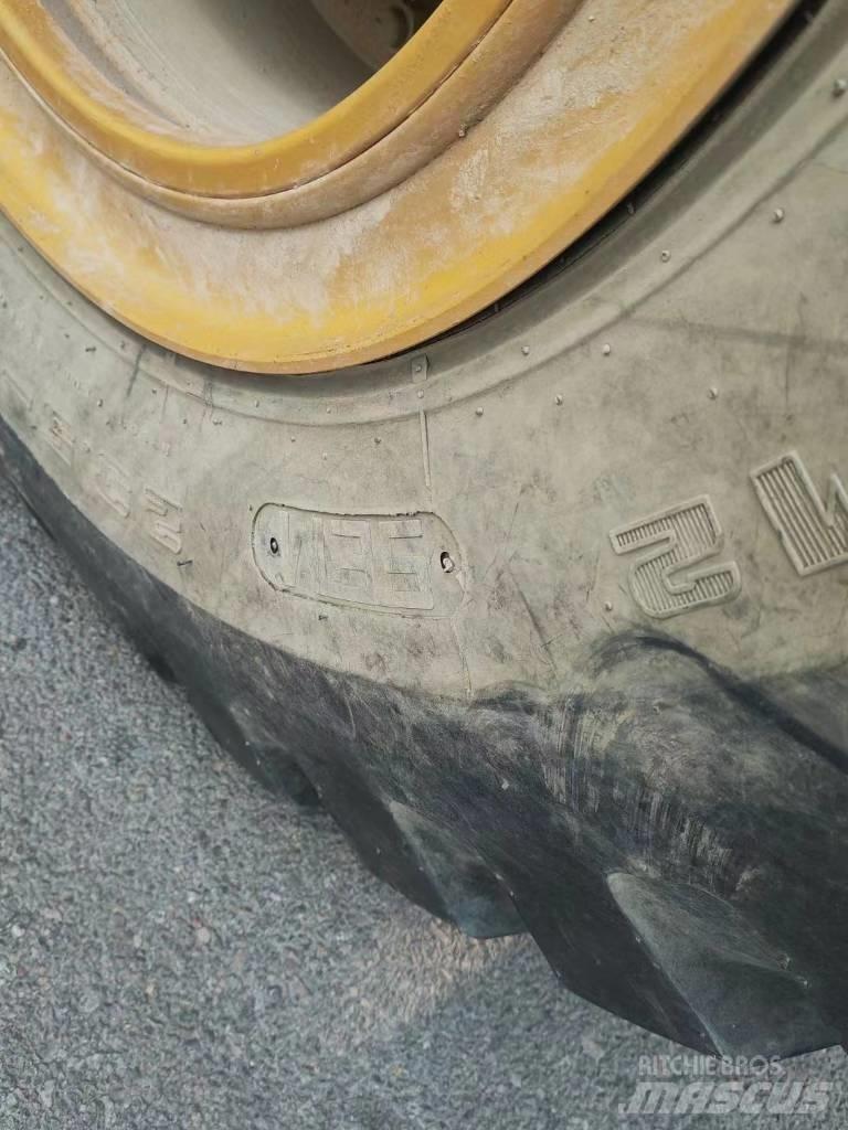 SEM 655D charger Gumikerekes homlokrakodók