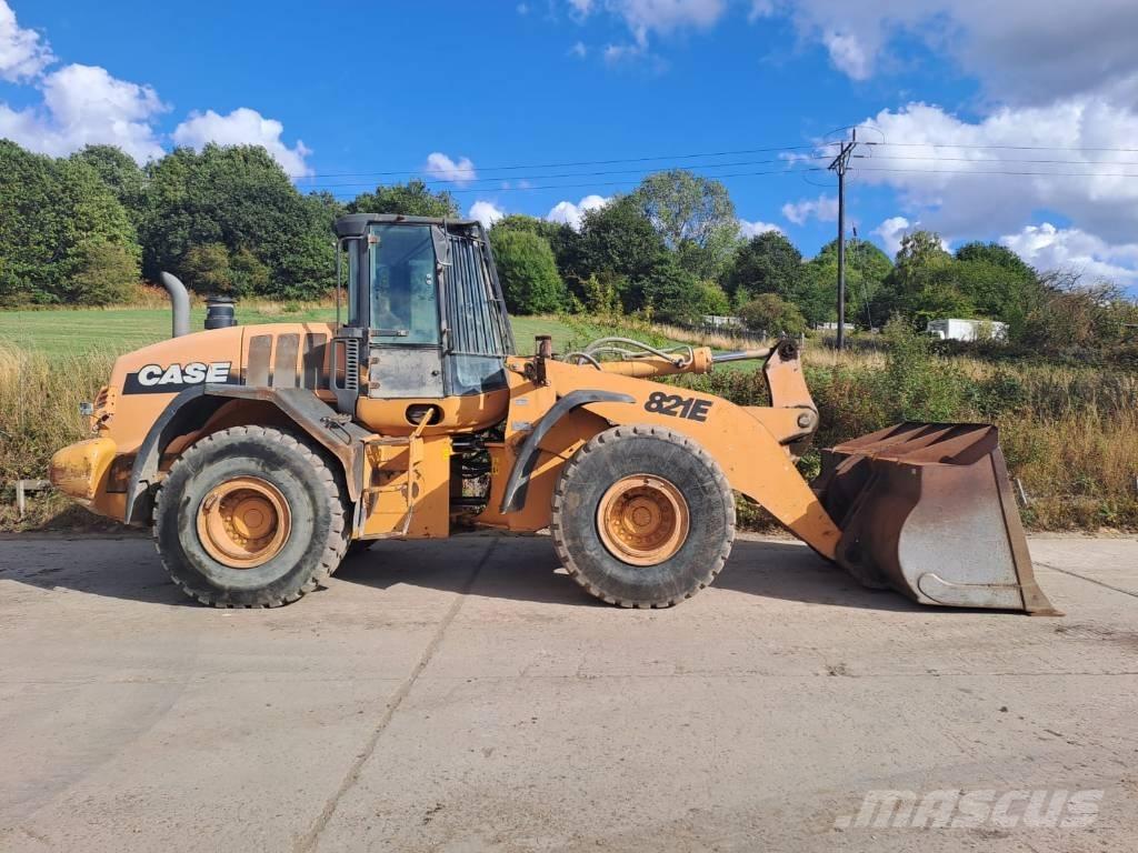 CASE 821 E XR Gumikerekes homlokrakodók