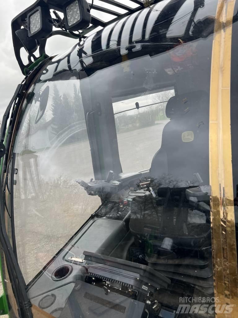 John Deere 1170 E Betakarítók