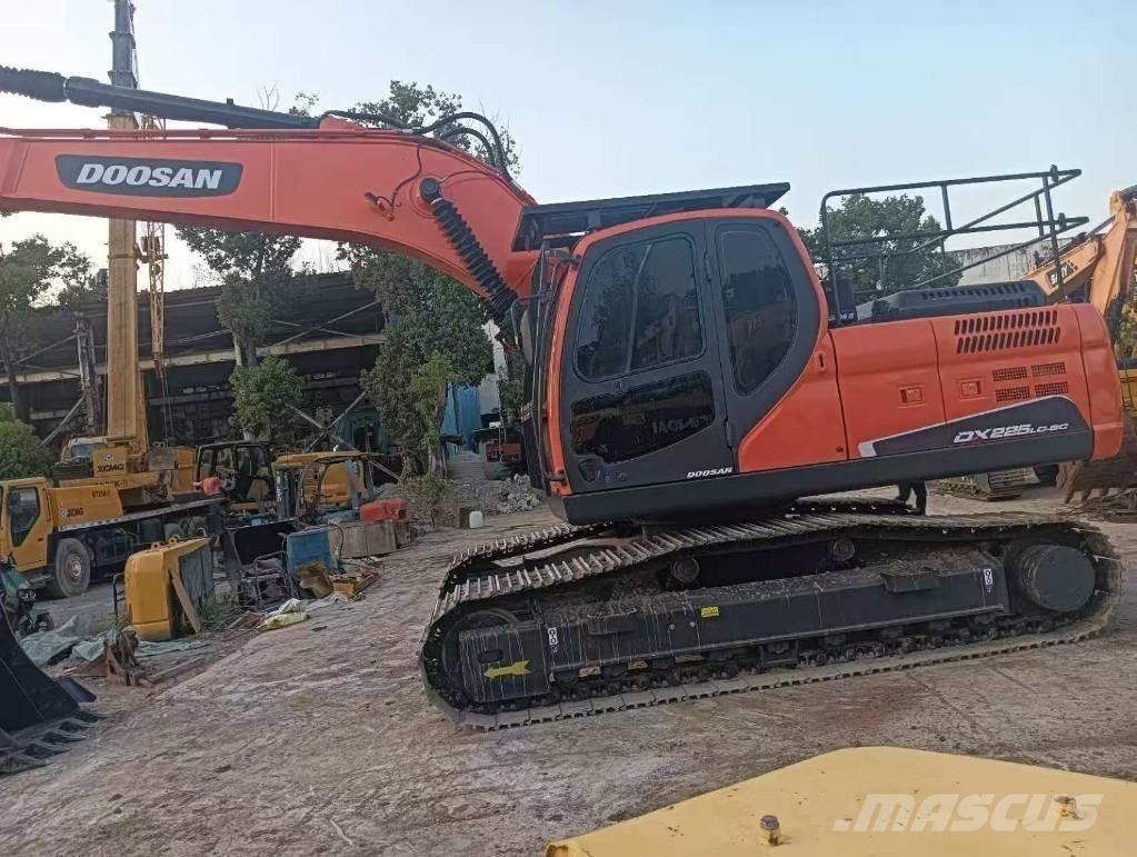 Doosan DX 225 Gumikerekes homlokrakodók