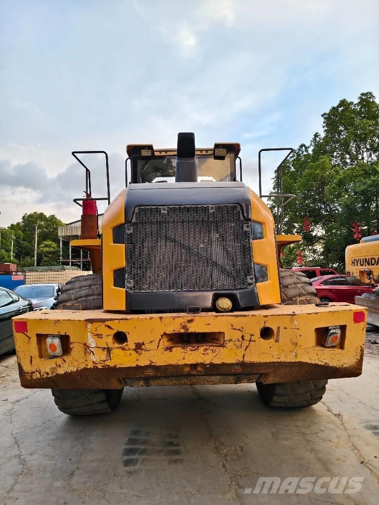 Volvo L 120 Gumikerekes homlokrakodók
