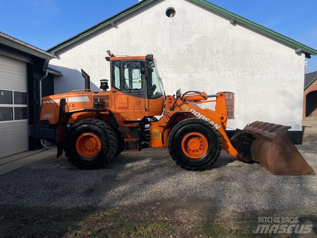 Doosan DL 250 15 Gumikerekes homlokrakodók