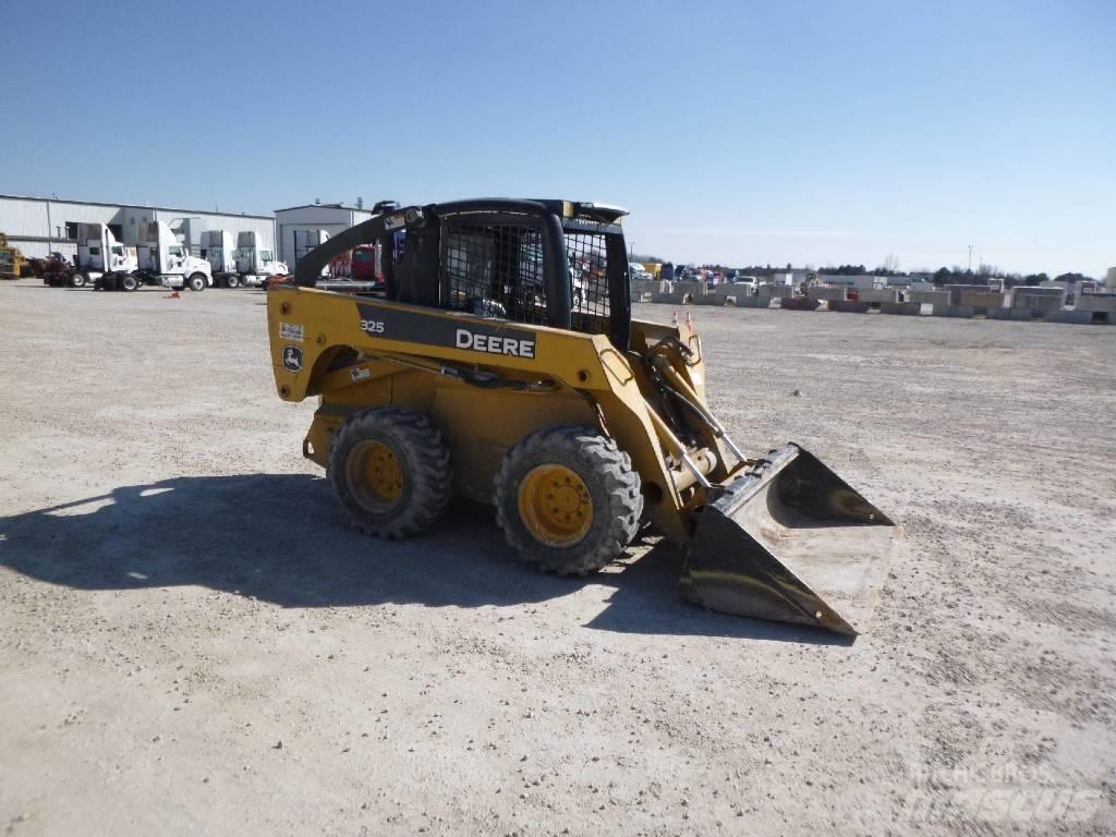 John Deere 325 Kompaktrakodók