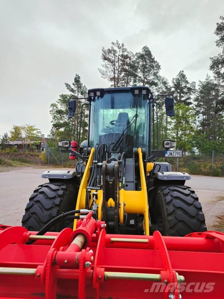 New Holland W 110 D Gumikerekes homlokrakodók