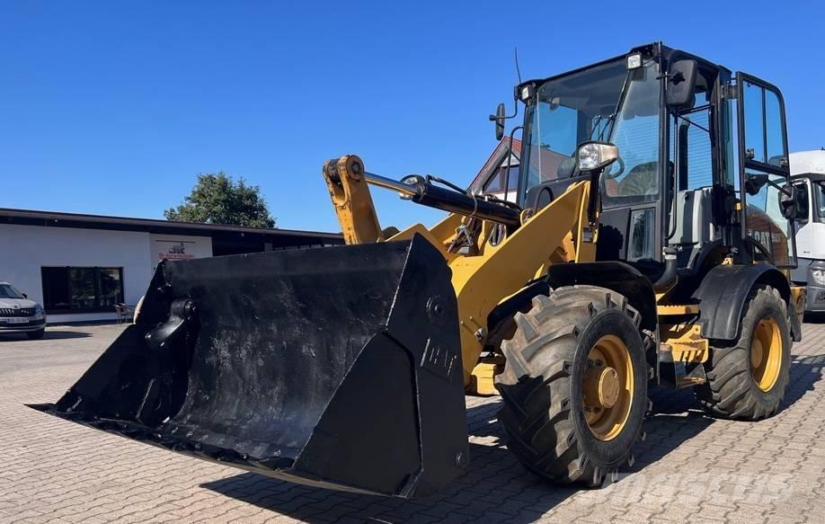 CAT 908M Radlader Gumikerekes homlokrakodók