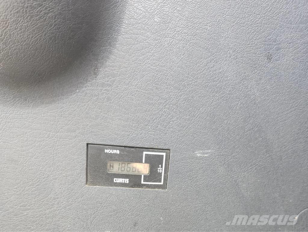 Hyundai Robex 300 LC Lánctalpas kotrók