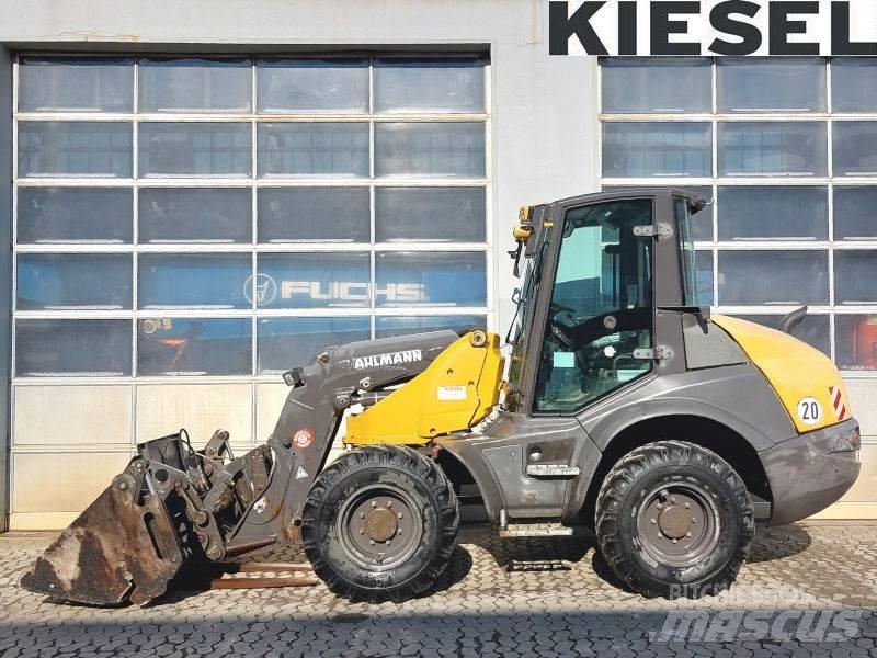 Ahlmann AS 900 Gumikerekes homlokrakodók