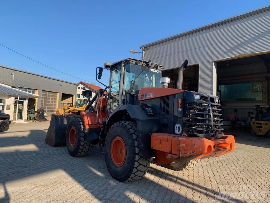Hitachi ZW 180 Gumikerekes homlokrakodók