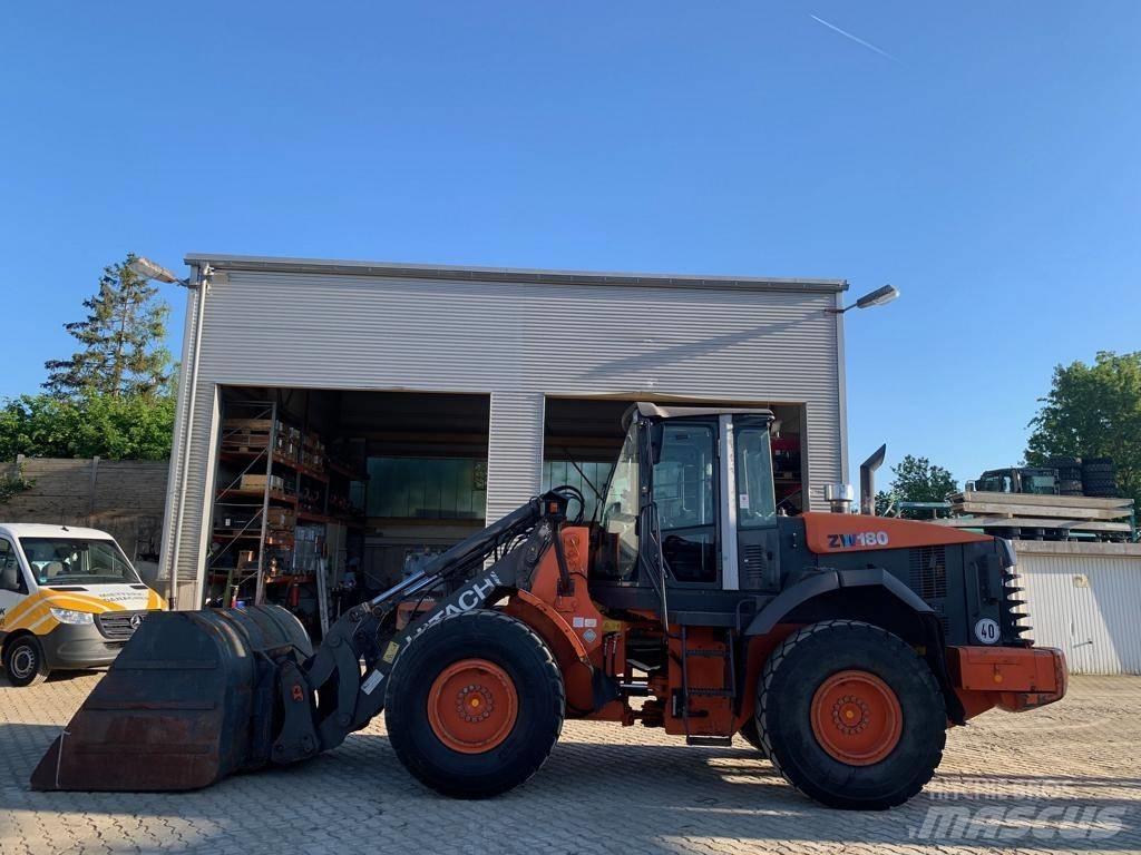Hitachi ZW 180 Gumikerekes homlokrakodók