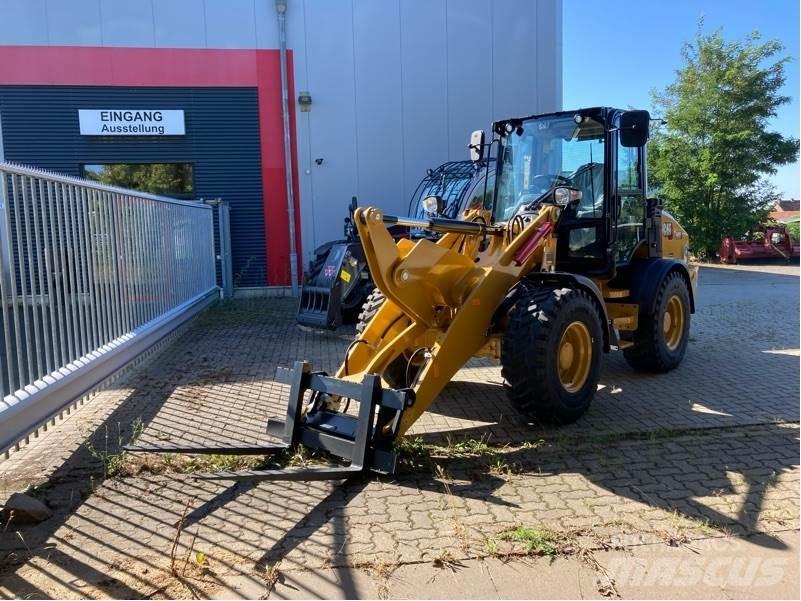 CAT 908 HL Gumikerekes homlokrakodók