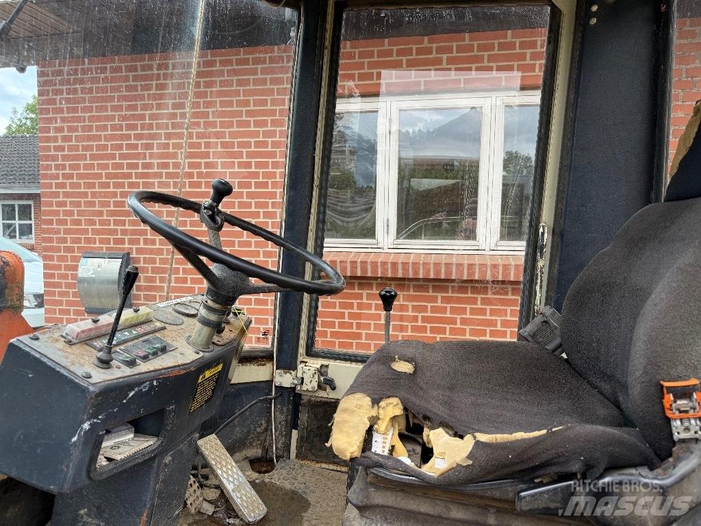 Schaeff SKL 821 Gumikerekes homlokrakodók