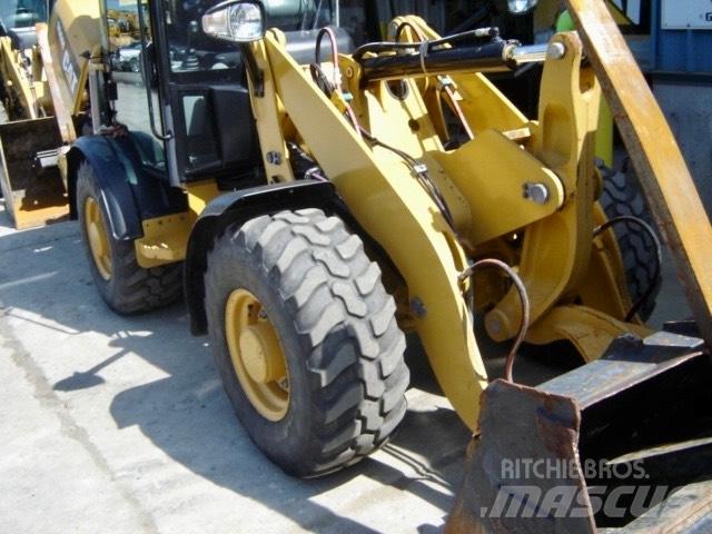 CAT 906 M Gumikerekes homlokrakodók