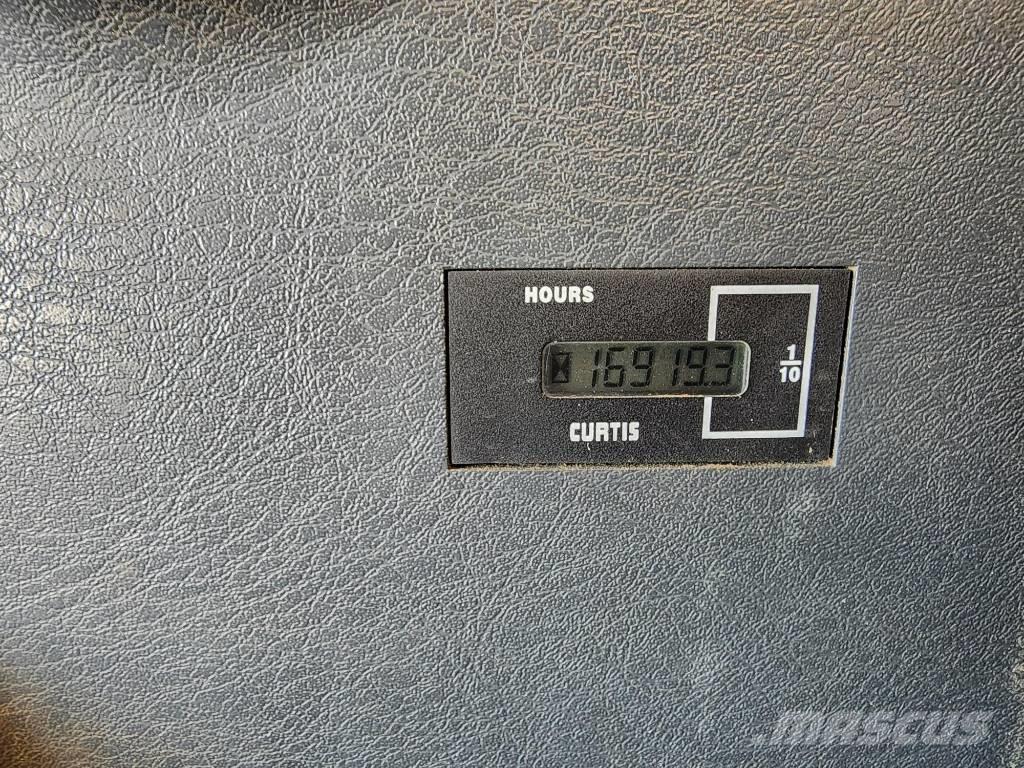 Hyundai Robex 140 W Gumikerekes kotrók