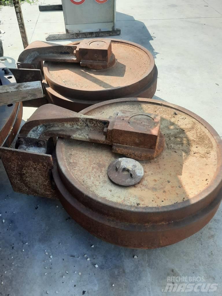 Hitachi EX 700 Lánctalpak, láncok és futóművek