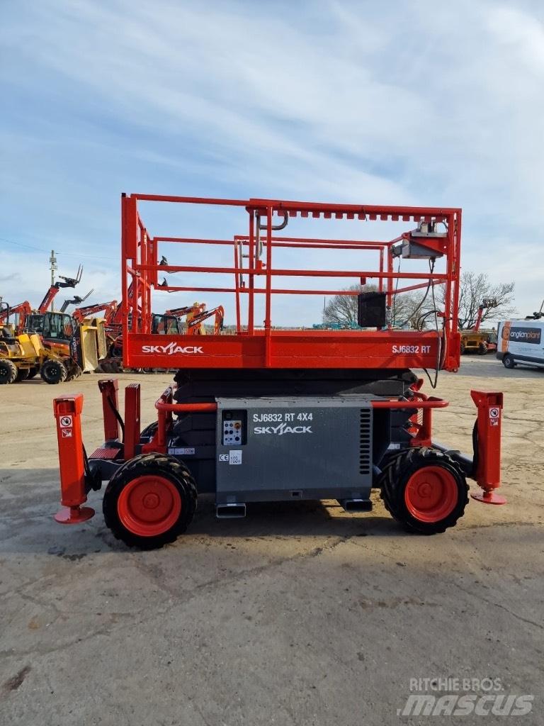 SkyJack SJ 6832 RT Ollós emelők