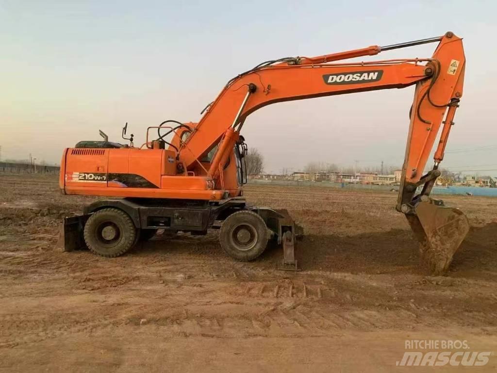 Doosan DH 210 W-7 Gumikerekes kotrók