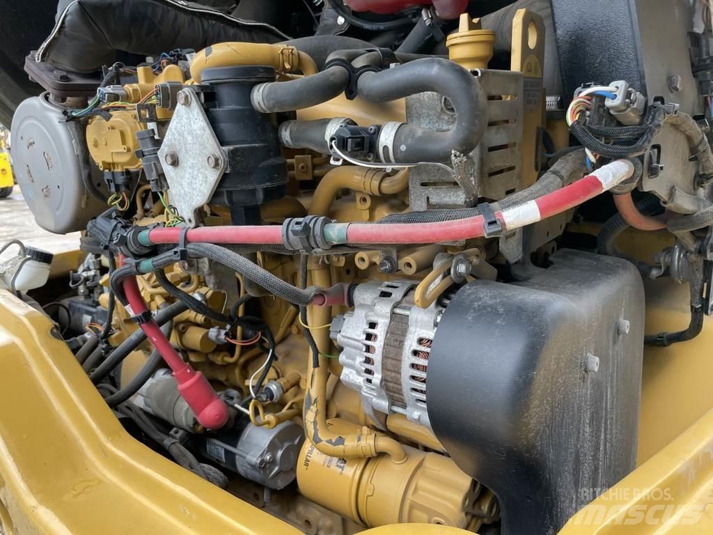 CAT 907M Gumikerekes homlokrakodók