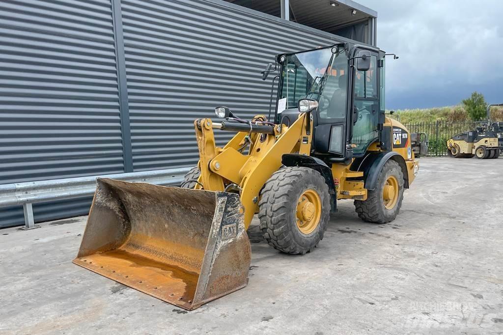 CAT 907M Gumikerekes homlokrakodók
