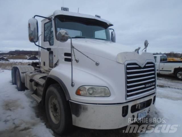 Mack CXU 613 Nyergesvontatók