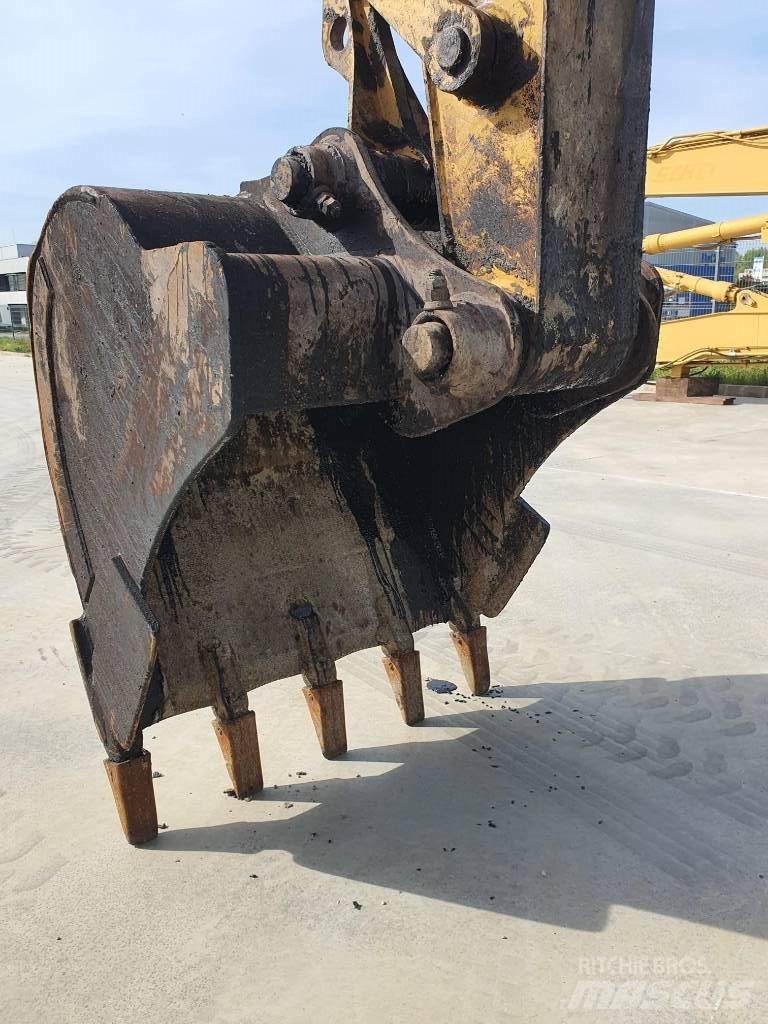 CAT M 318 Gumikerekes kotrók