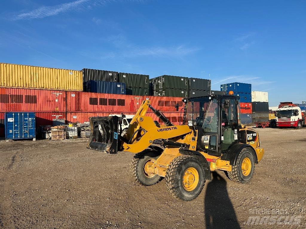 CAT 906M Gumikerekes homlokrakodók