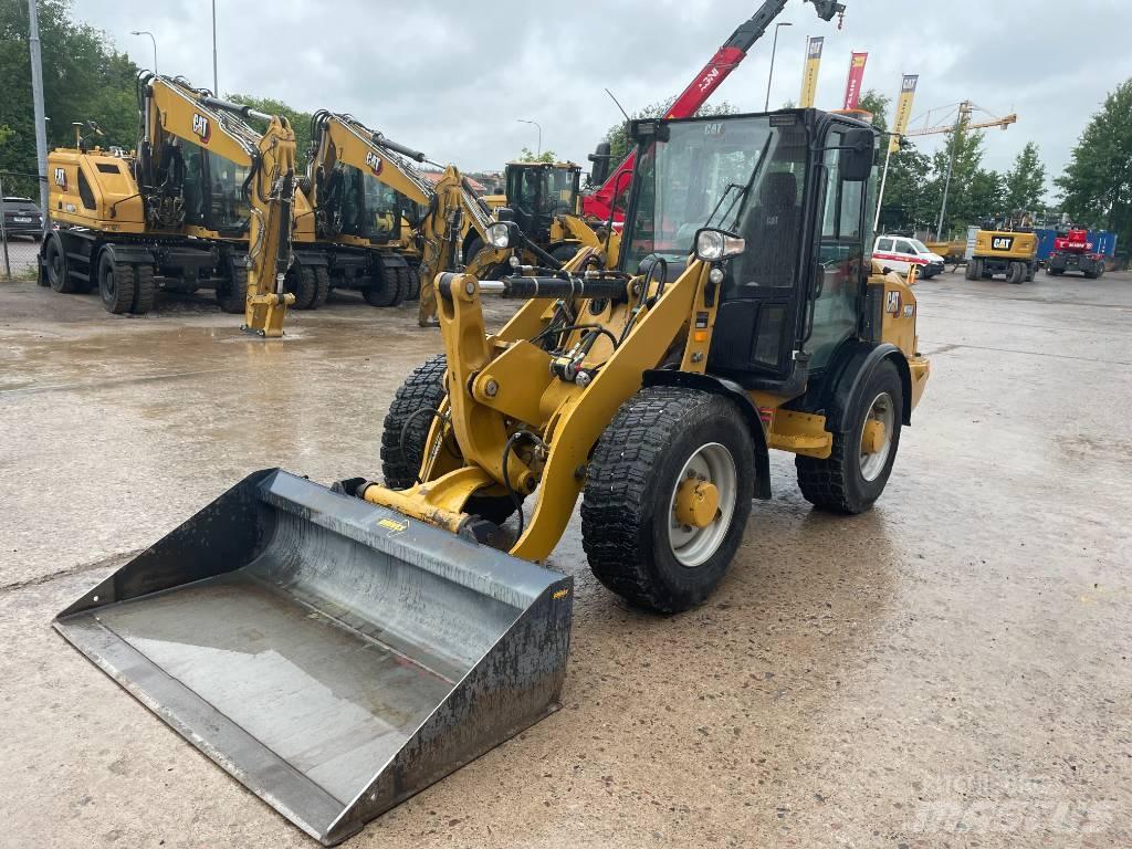 CAT 906 M Gumikerekes homlokrakodók