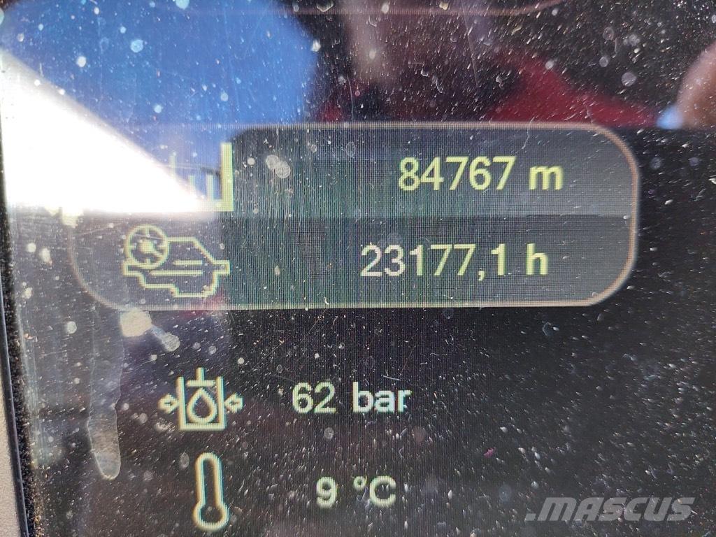 Komatsu 911 Betakarítók