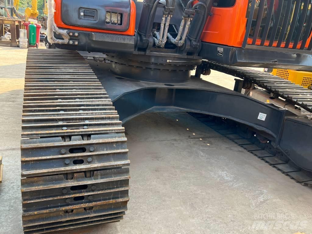 Doosan DX300 Gumikerekes kotrók